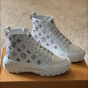 Louis Vuitton LV Squad Sneaker boots. Authentic box, dust bag, and receipt. 39